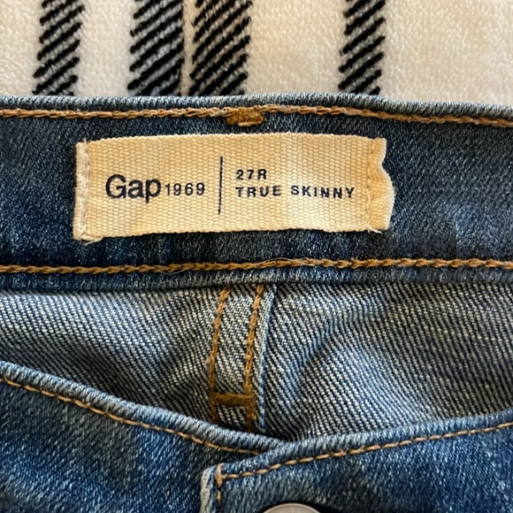 Gap true skinny distressed jeans 27R - Picture 2 of 3